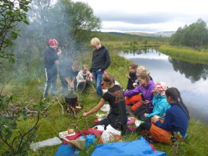 God stemning med matpause med bål ved Tunna.